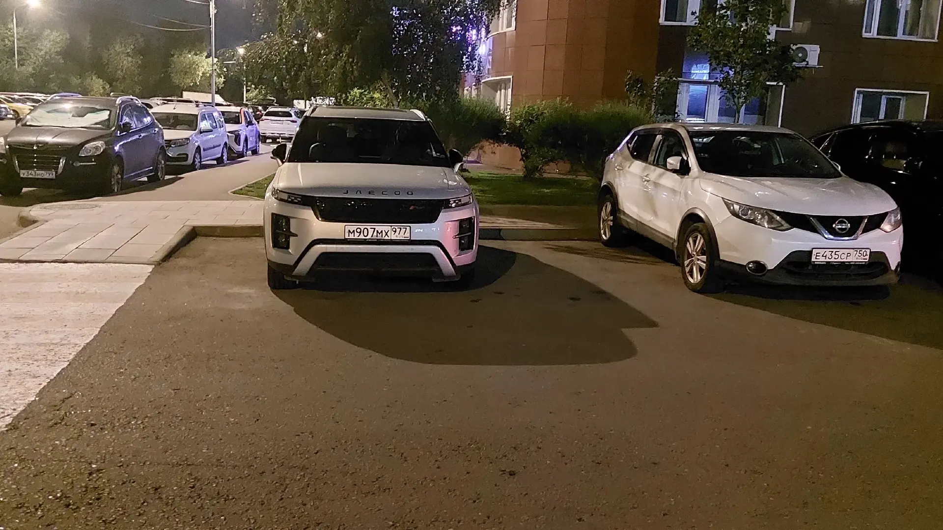 Когда уже прекратится это хамство на парковках?!? Мест и так катастрофически не хватает...