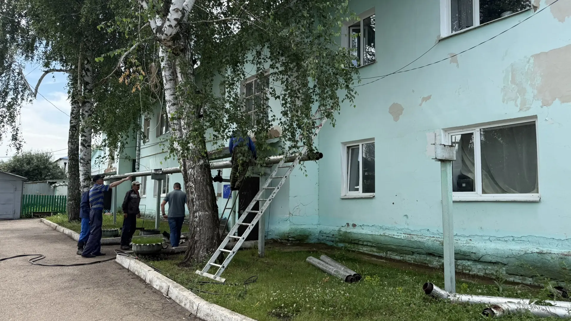 В настоящее время ведутся работы по замене участка надземной теплотрассы у дома № 165 п...