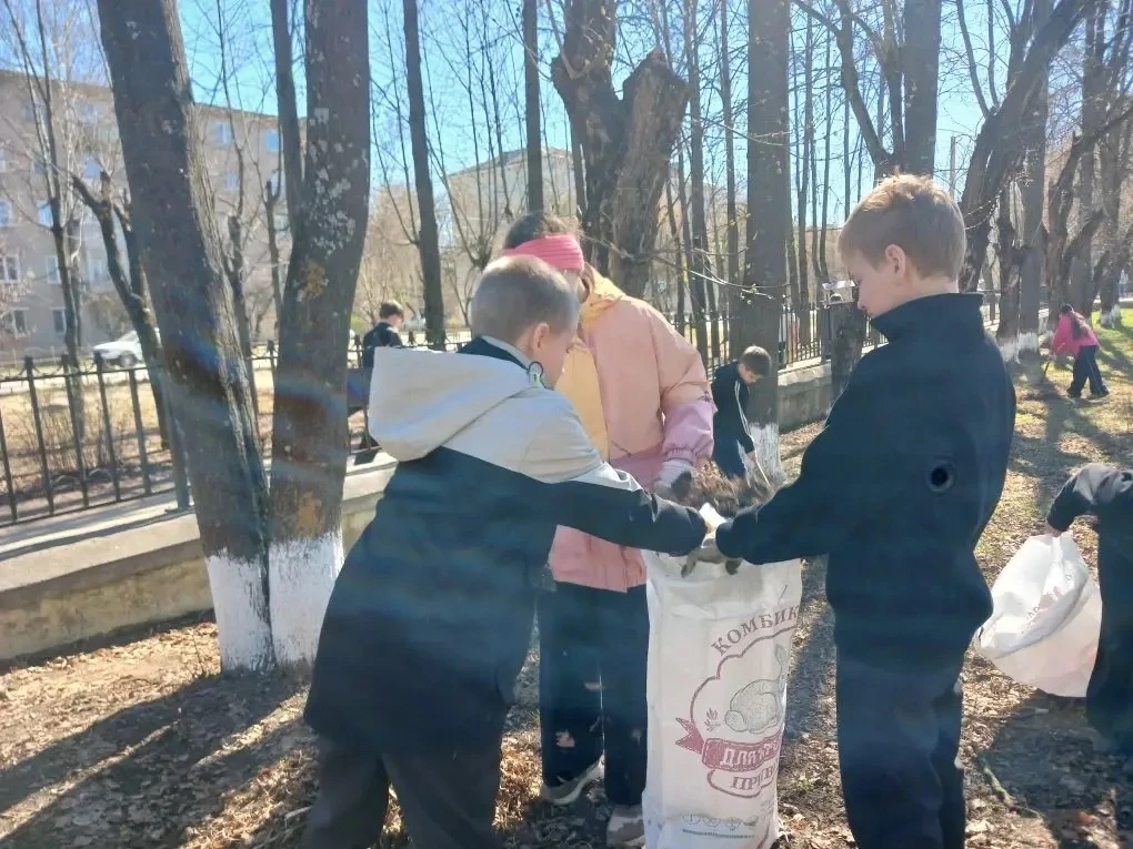 🌱 Весна — время перемен! С приходом тепла в нашей школе стартовал традиционный сезон уборки территор