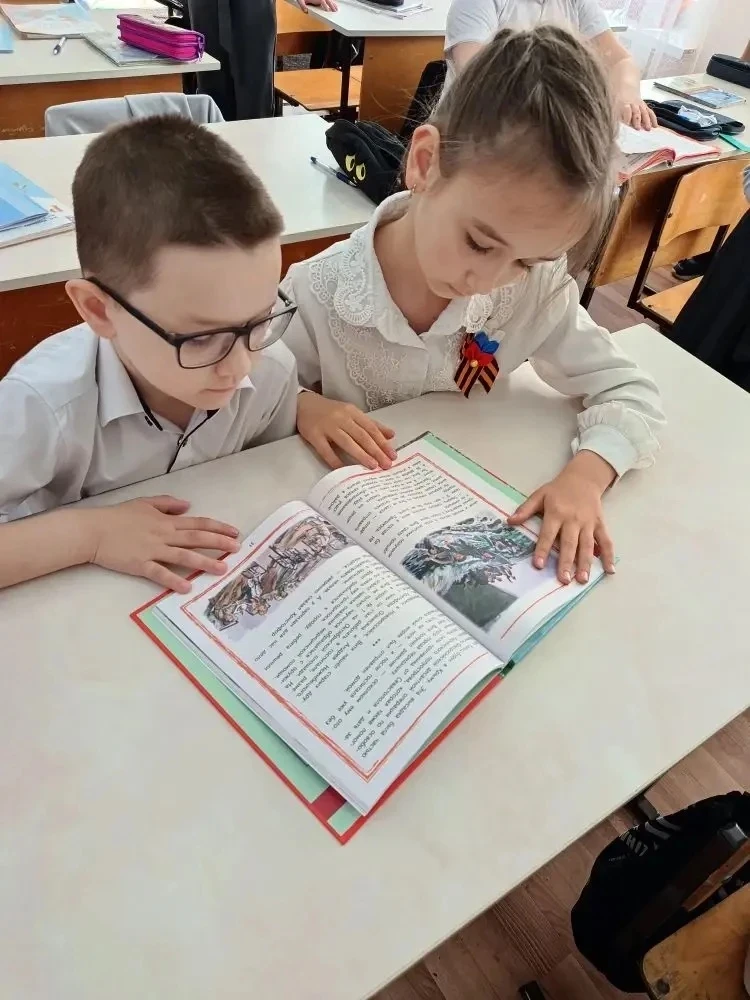 В МБОУ СОШ №18 стартова акция "И память книги оживит", посвященная Дню Победы!   Педагог-библиотекар