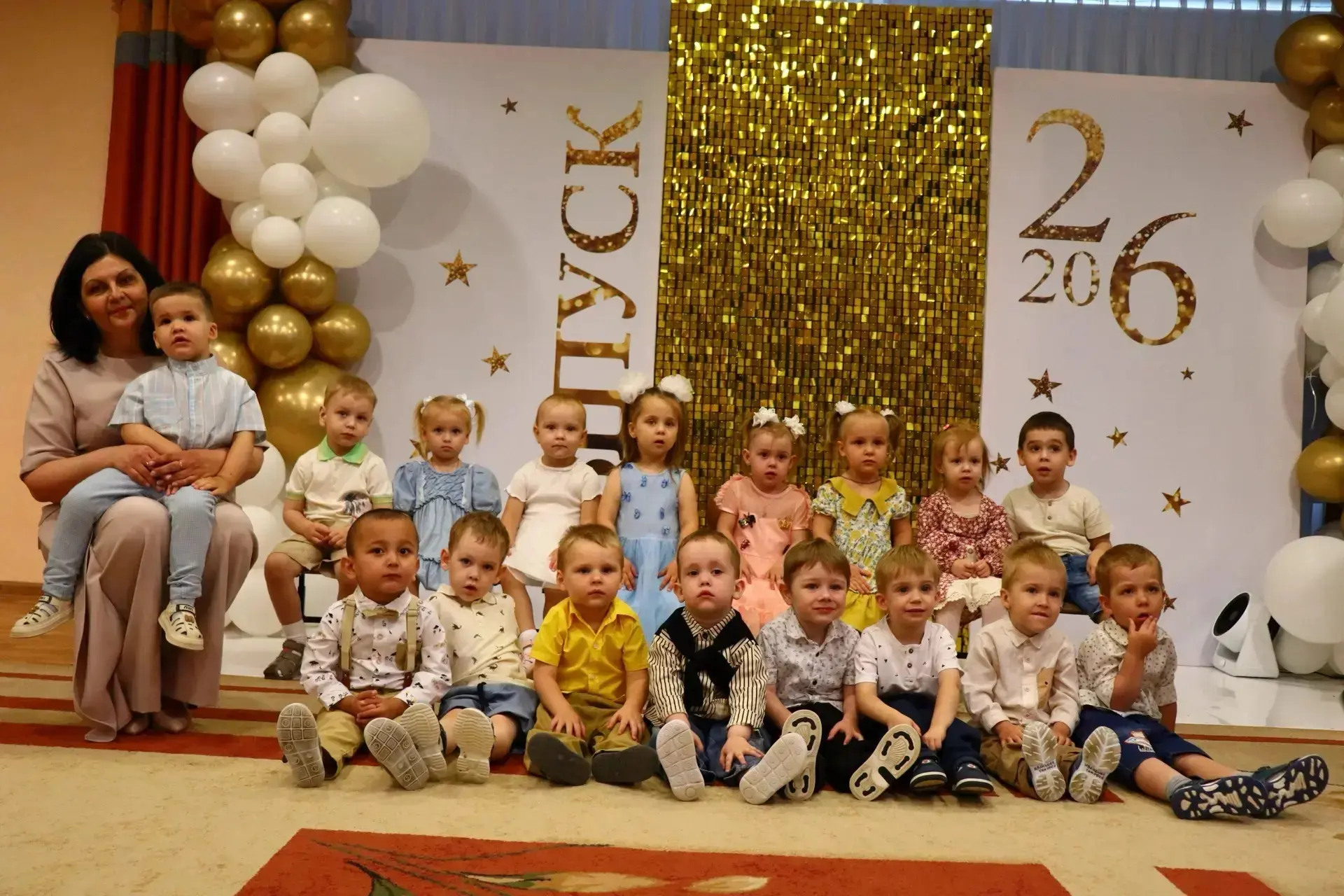 В ясельках вы дружно жили, многому вас научили,⁣ Ваши слезки вытирали, с вами весело иг...