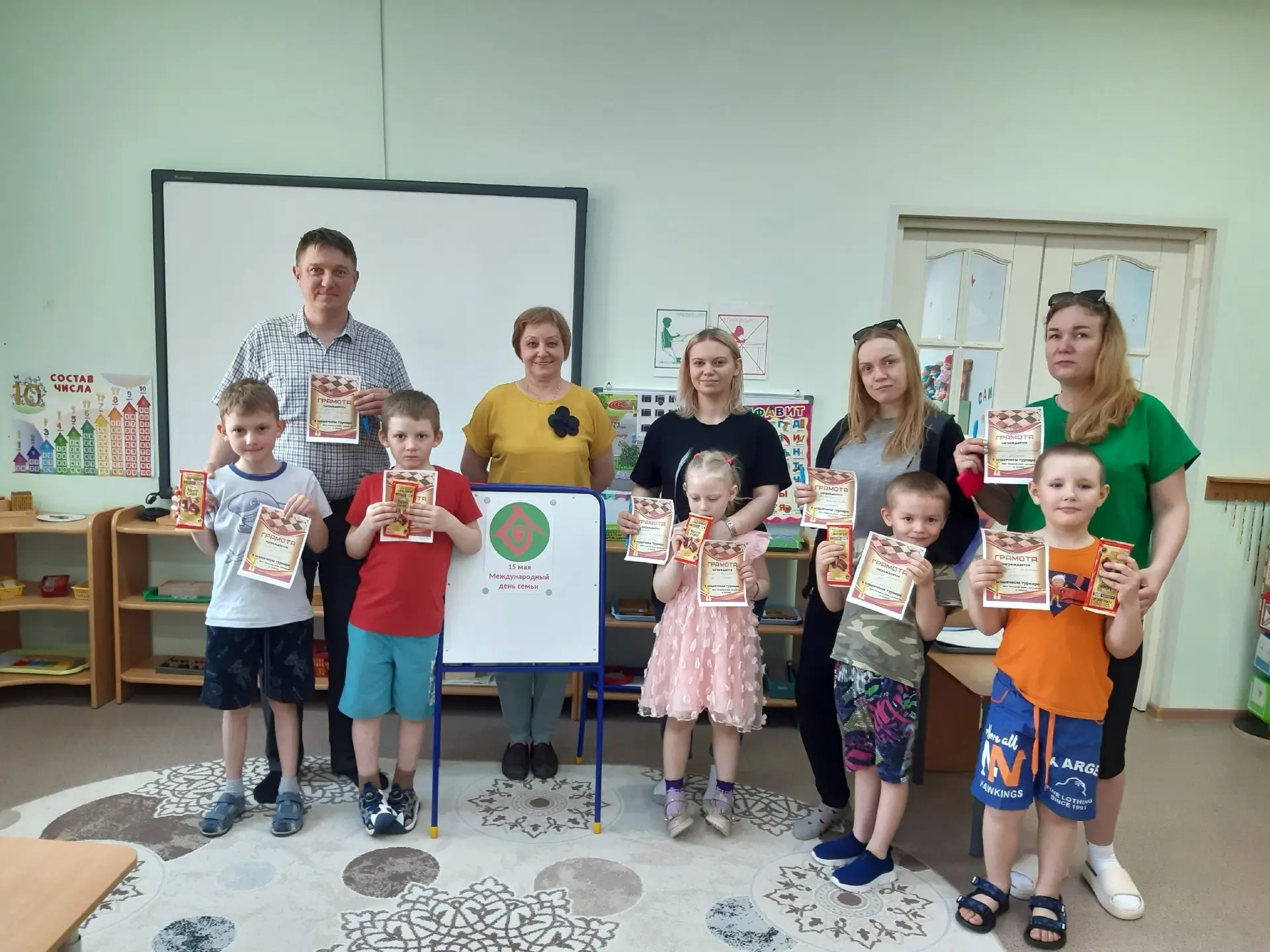 🏆 Шашечный турнир в группе «Кузнечик»: семья + спорт = отлично! 👨‍👩‍👧‍👦♟️