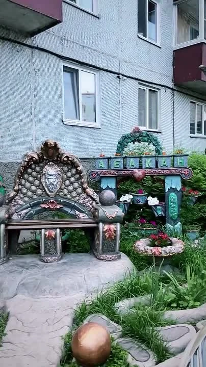 Ничего необычного: просто обычный подъезд в Абакане.

Видео: https://vk.ru/video-160220948_456239083
