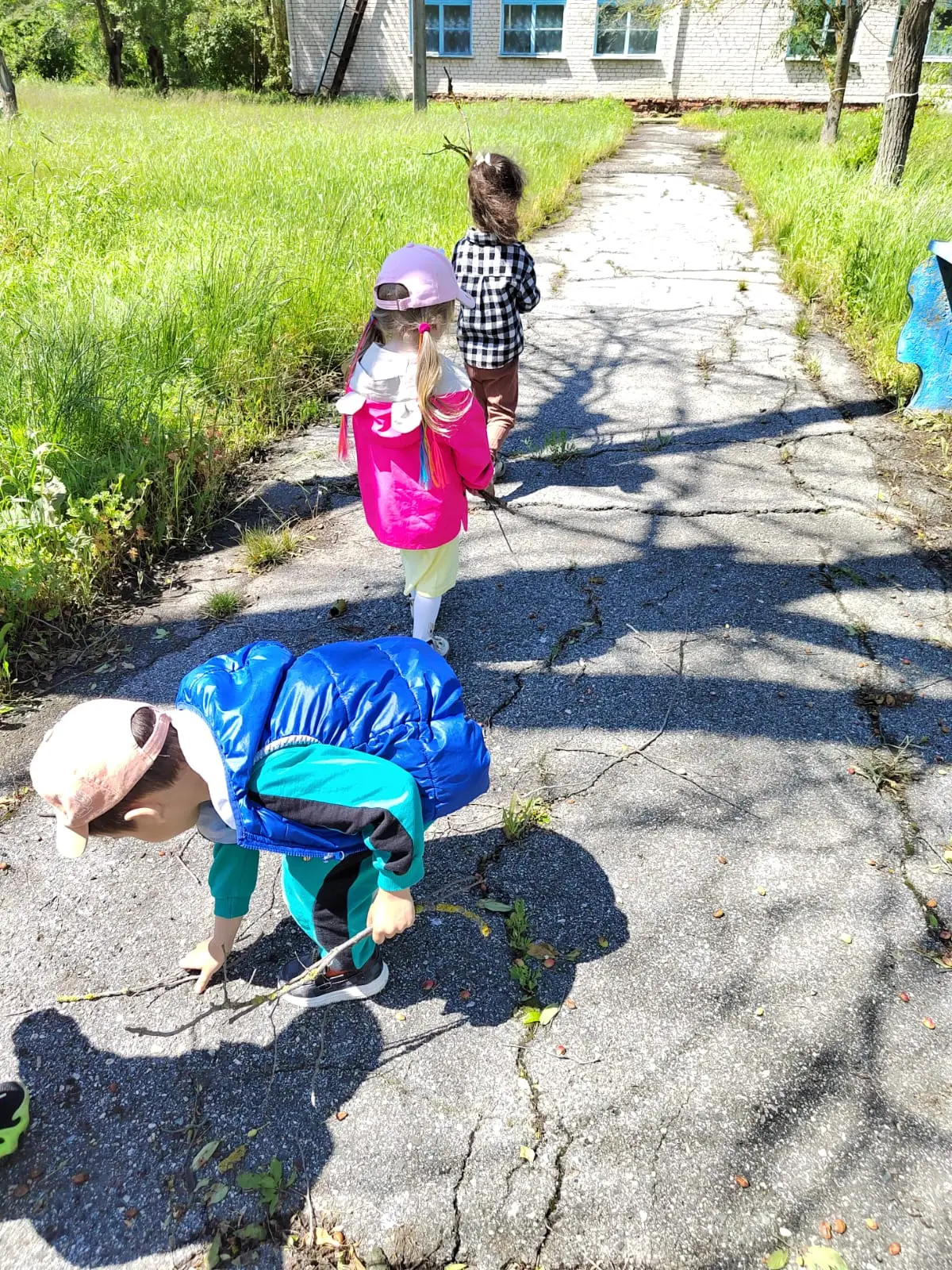 День эколога в детском саду продолжается! 🌿

Во время прогулки ребята с большим интересом исследова