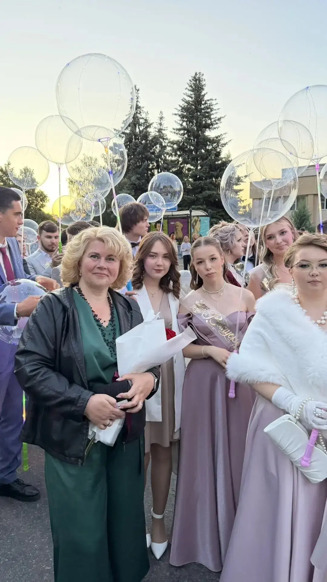 Сегодня мы говорим «До свидания» школьным будням. 🎆
Состоялся главный городской выпускной! Целый ме