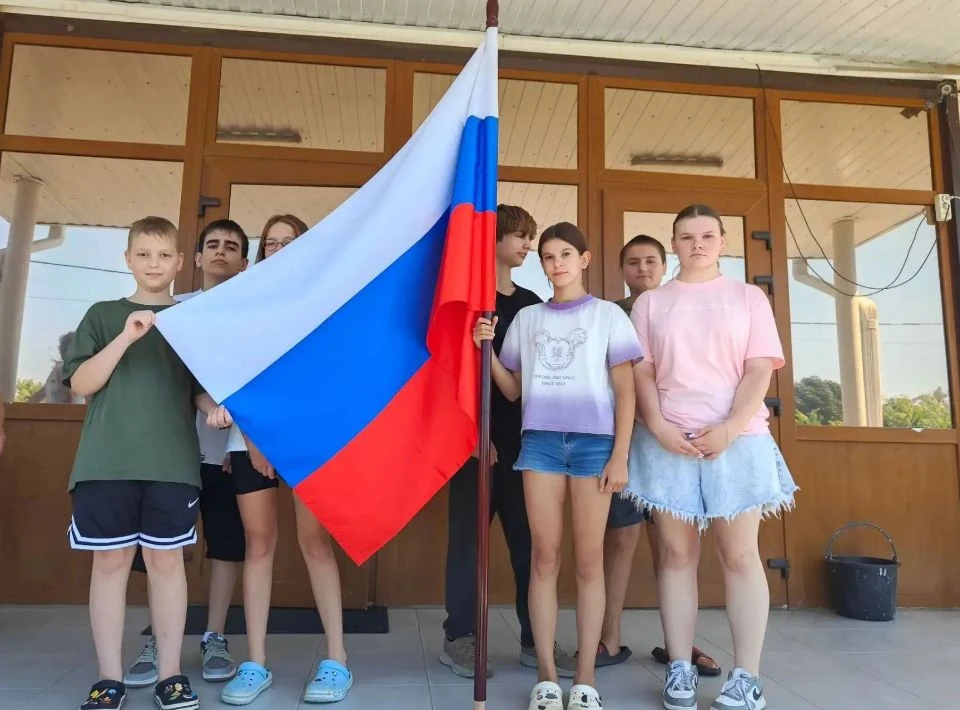 Наш триколор 🇷🇺  -  наша гордость, это великий символ нашей страны. Задача: способств...