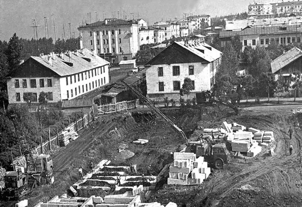 ✨ Ретро Златоуст
Строительство дома №2 по улице 30 лет ВЛКСМ
1965 год.