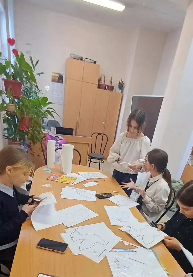 🕊️ «Окна Победы»: память, которая стала ближе  Наша школа присоединилась к Всероссийской акции «Окна