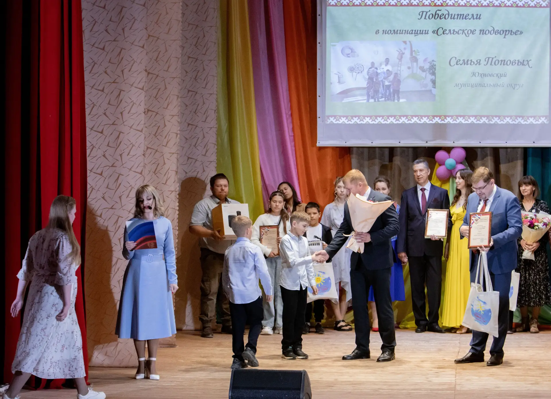 👪28 мая в поселке Думиничи состоялось чествование победителей и лауреатов региональног...