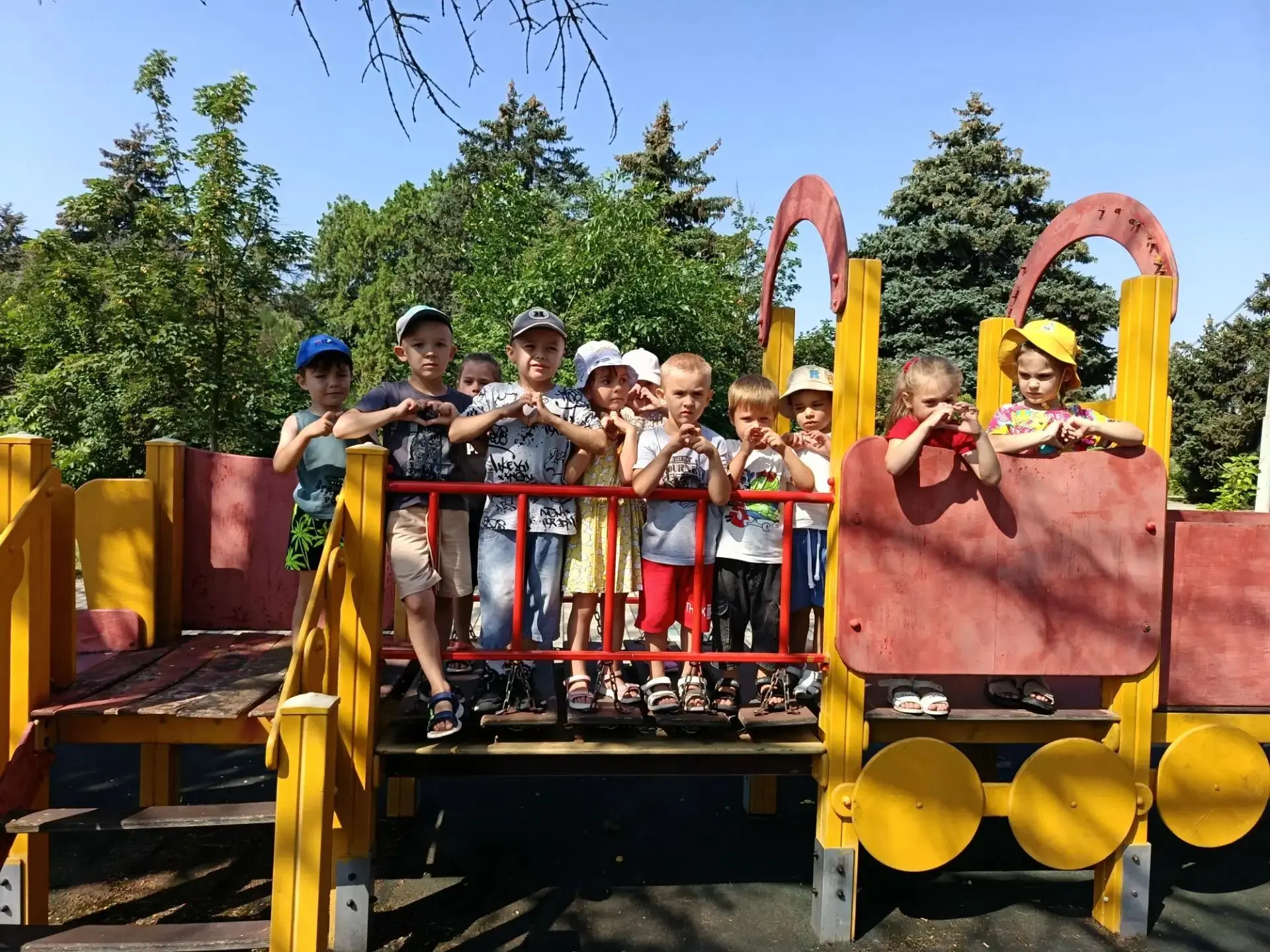 Ура! Летняя прогулка удалась на все 💯!

Чем занимались:
🏃 бегали наперегонки по дорожкам;
🦋 наблю