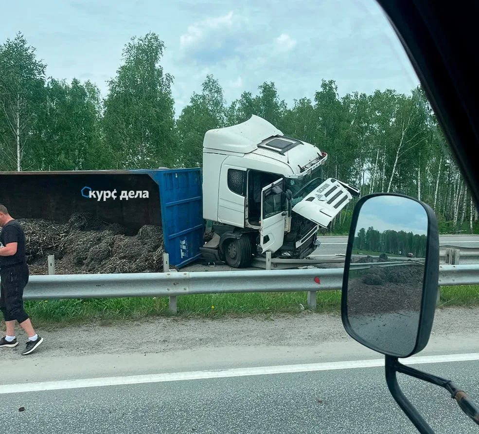 ⚡️ Грузовик перевернулся на трассе М-5 под Челябинском   По данным очевидцев, грузовик SCANIA ехал в