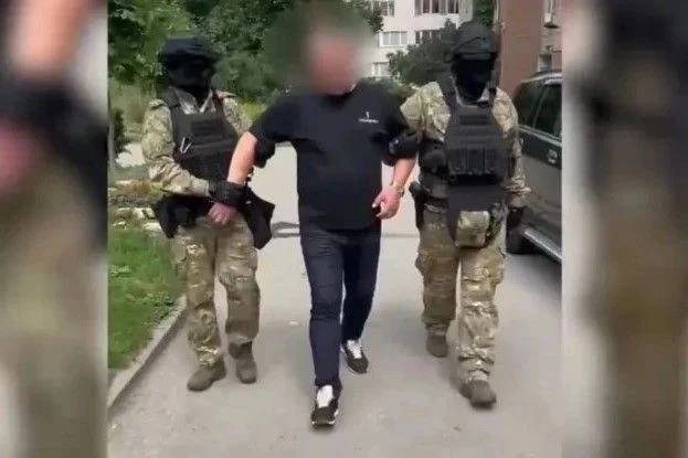 🚨 Липецкий спецназ Росгвардии задержал подозреваемых в осквернении мемориала на площади Героев 

🛡