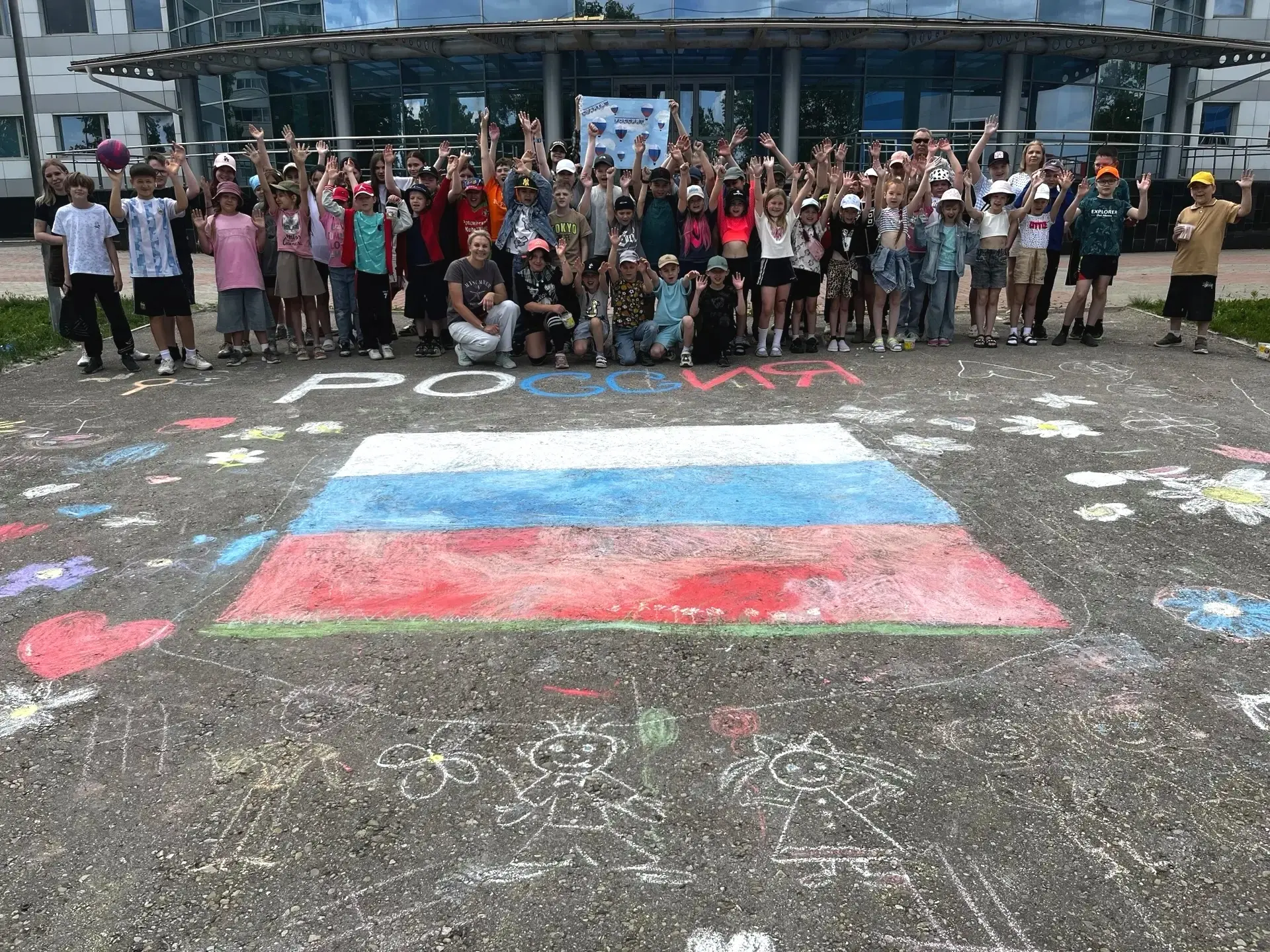🤍💙♥️ В преддверии Дня России ребята из пришкольного лагеря поучаствовали в акции "Рис...