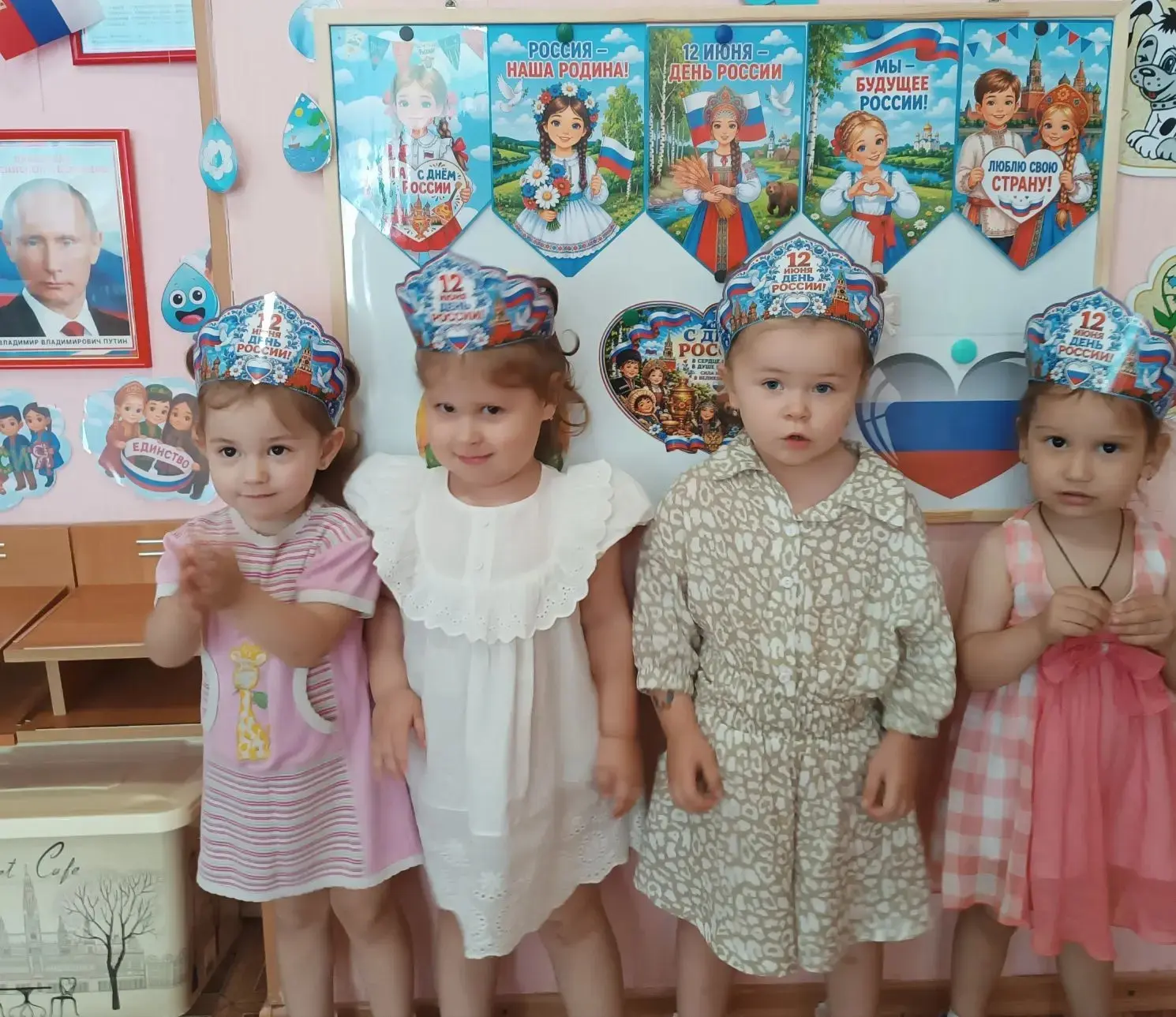 В младшей группе "Алёнушка" прошел захватывающий день, посвященный Дню России. Ребятишк...