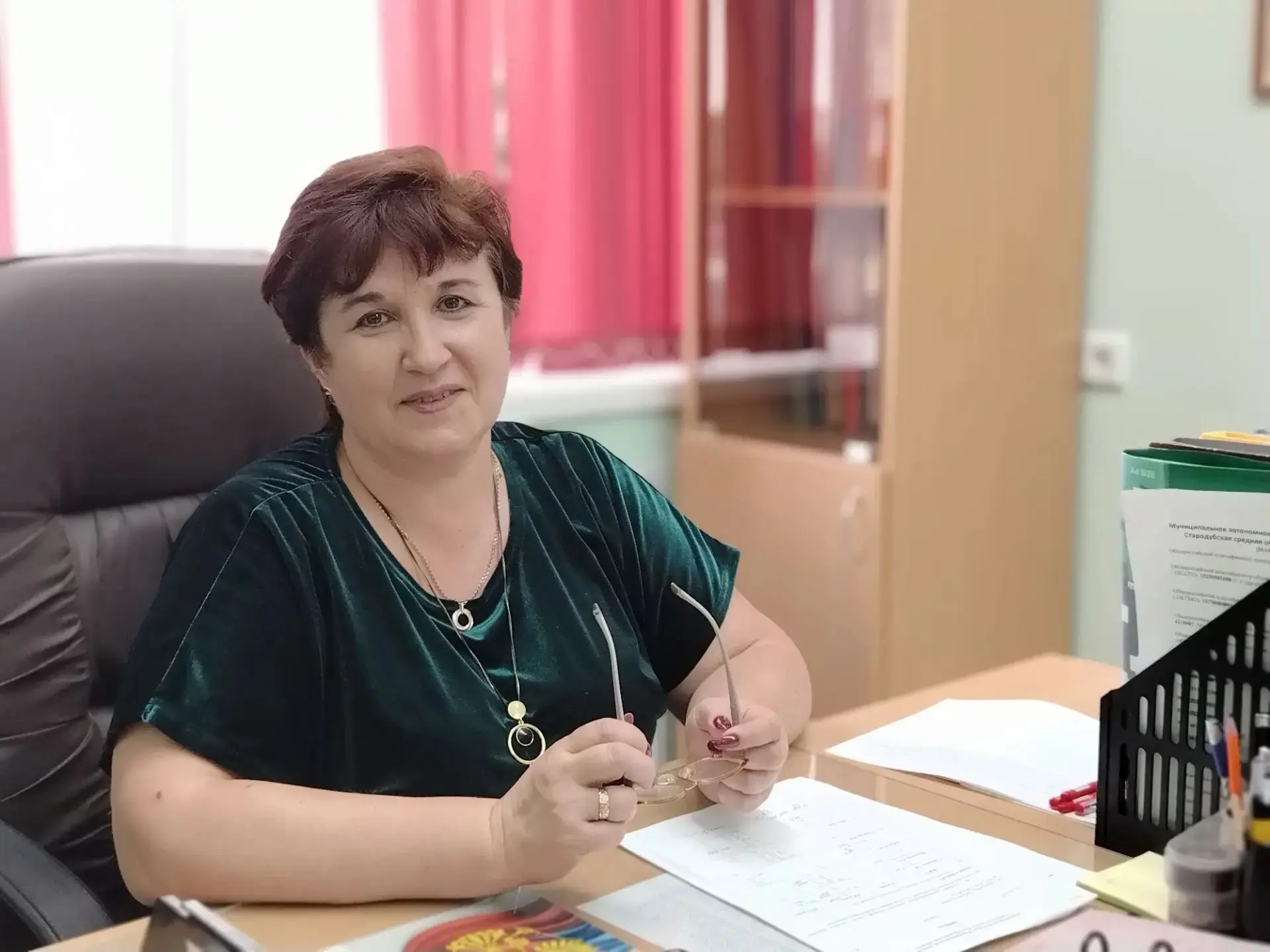 🎉 Сегодня мы от всей души поздравляем с днём рождения нашего директора, учителя русско...