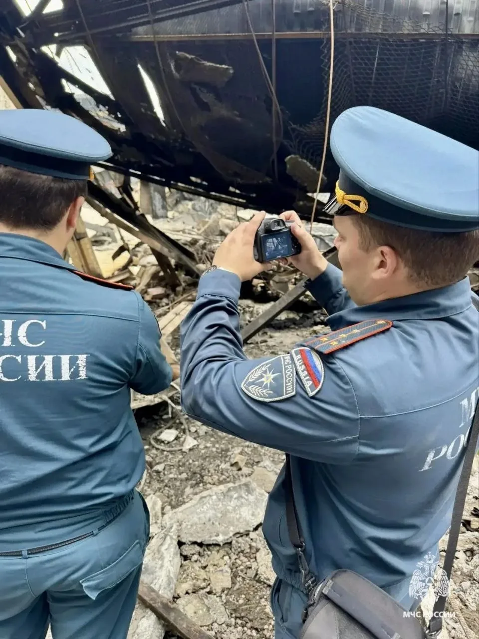 На месте сгоревшего производственного цеха работают дознаватели