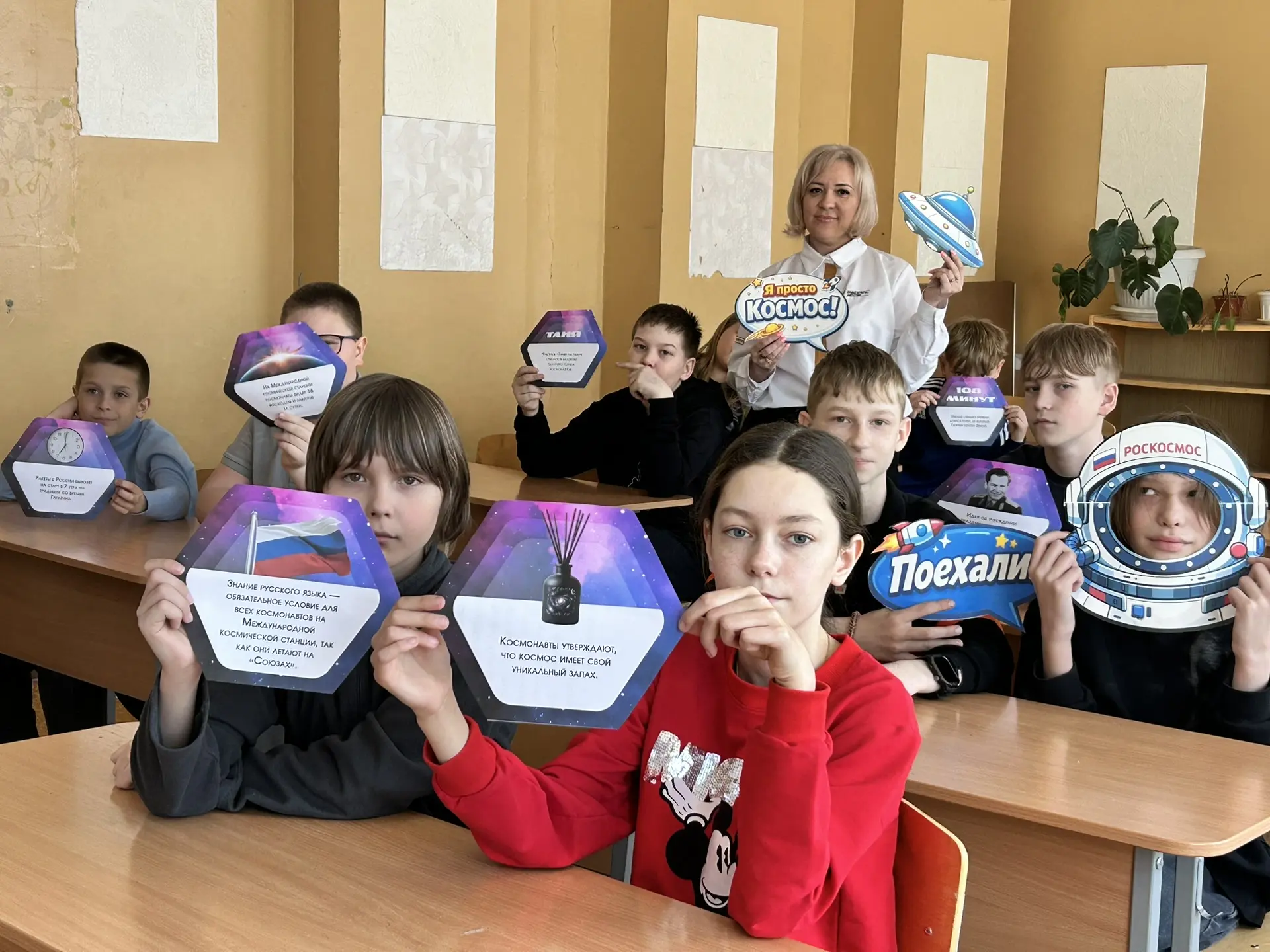 🚀 Космос глазами юных мастеров!  В преддверии Дня космонавтики в нашей школе прошла творческая выста