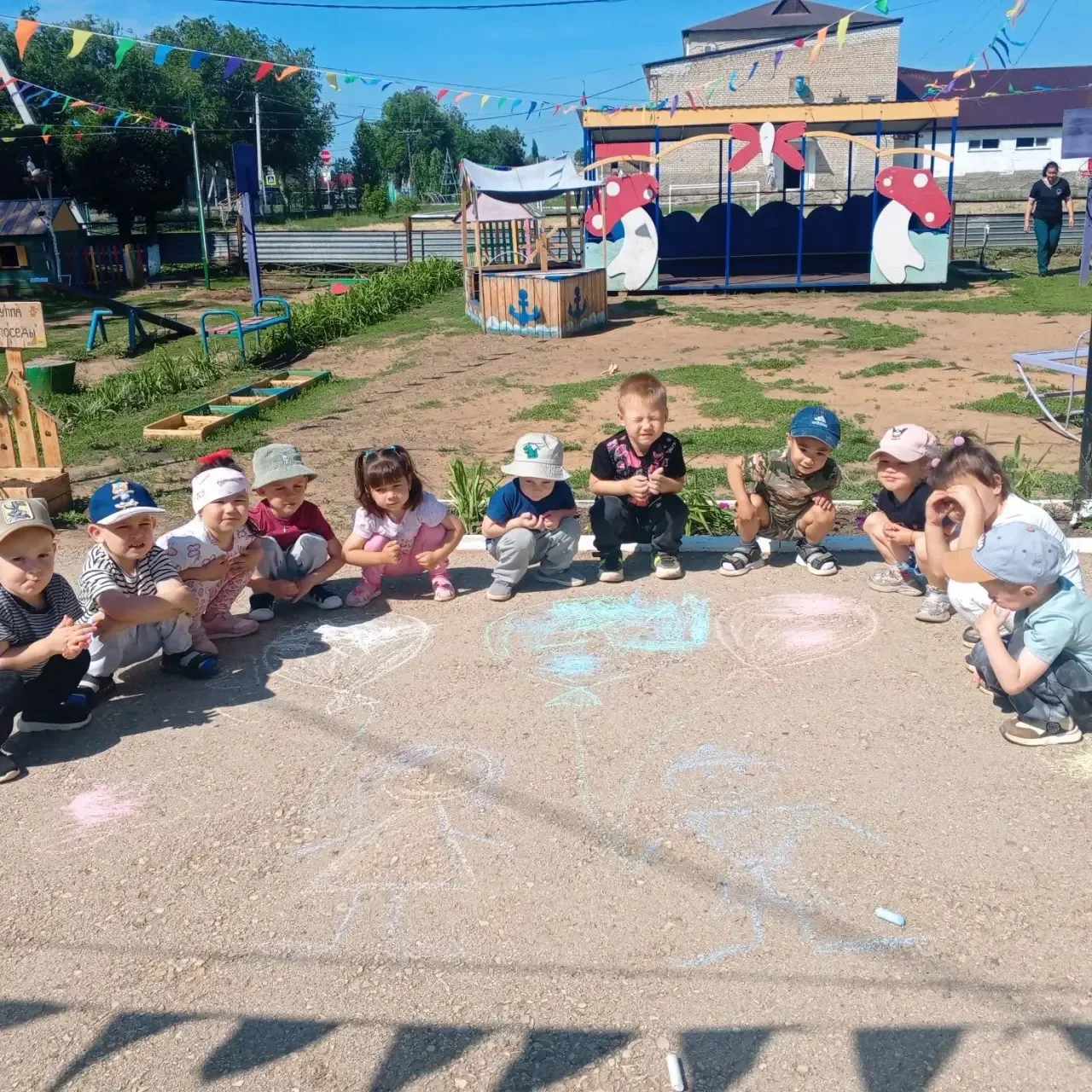 ☀️ День дружбы в «Непоседах»: Лето, мелки и улыбки! 👫🎨
