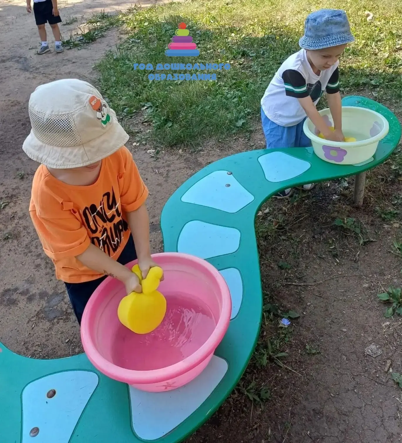 💦 Переместить воду из одной ёмкости в другую легко можно с помощью губки! 🧽 💦 🧽