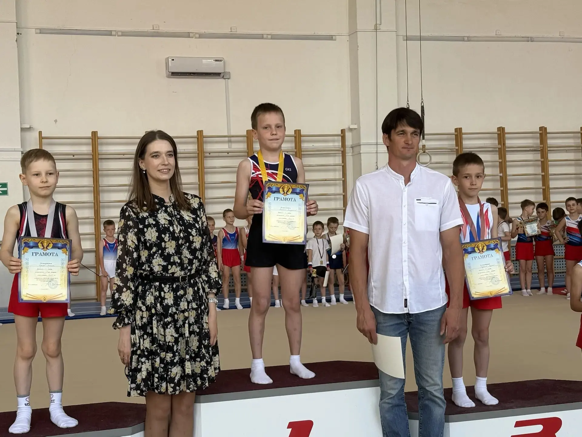 🥇 ПЕРВОЕ МЕСТО НАШЕ! 🥇  Ура! Ученики 1 «Д» класса от всей души поздравляют нашего дорогого однокласс