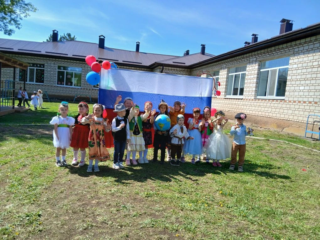 Поздравляем с Днём России!🇷🇺

Величие и мощь нашей страны вызывает трепет и уважение. Пусть в душе