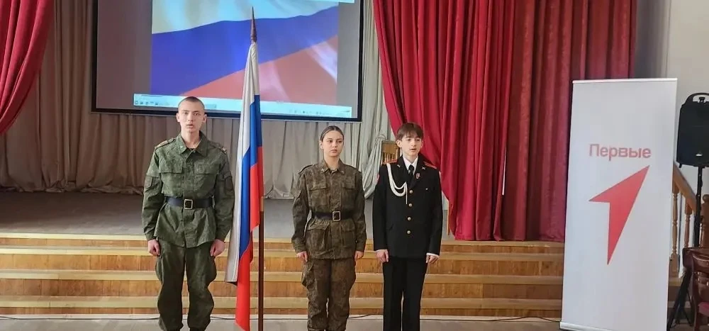 🇷🇺Понедельник в школе традиционно начался с  церемония поднятия Государственного флага и исполнения 