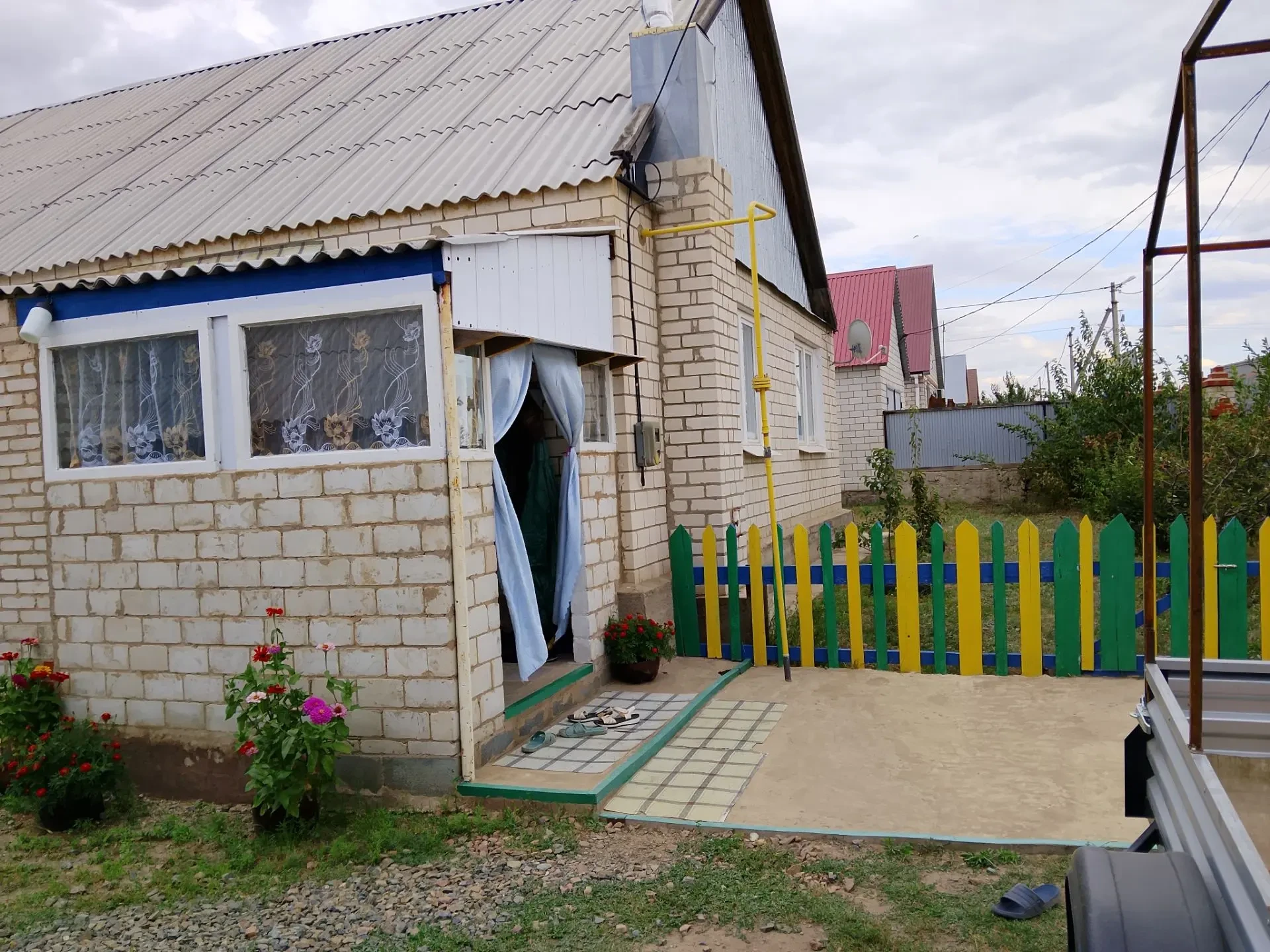 Продам дом п.Адамовка. 86,6кв,м,участок 15,6кв,м.Имеются постройки и насаждения.т 89228...