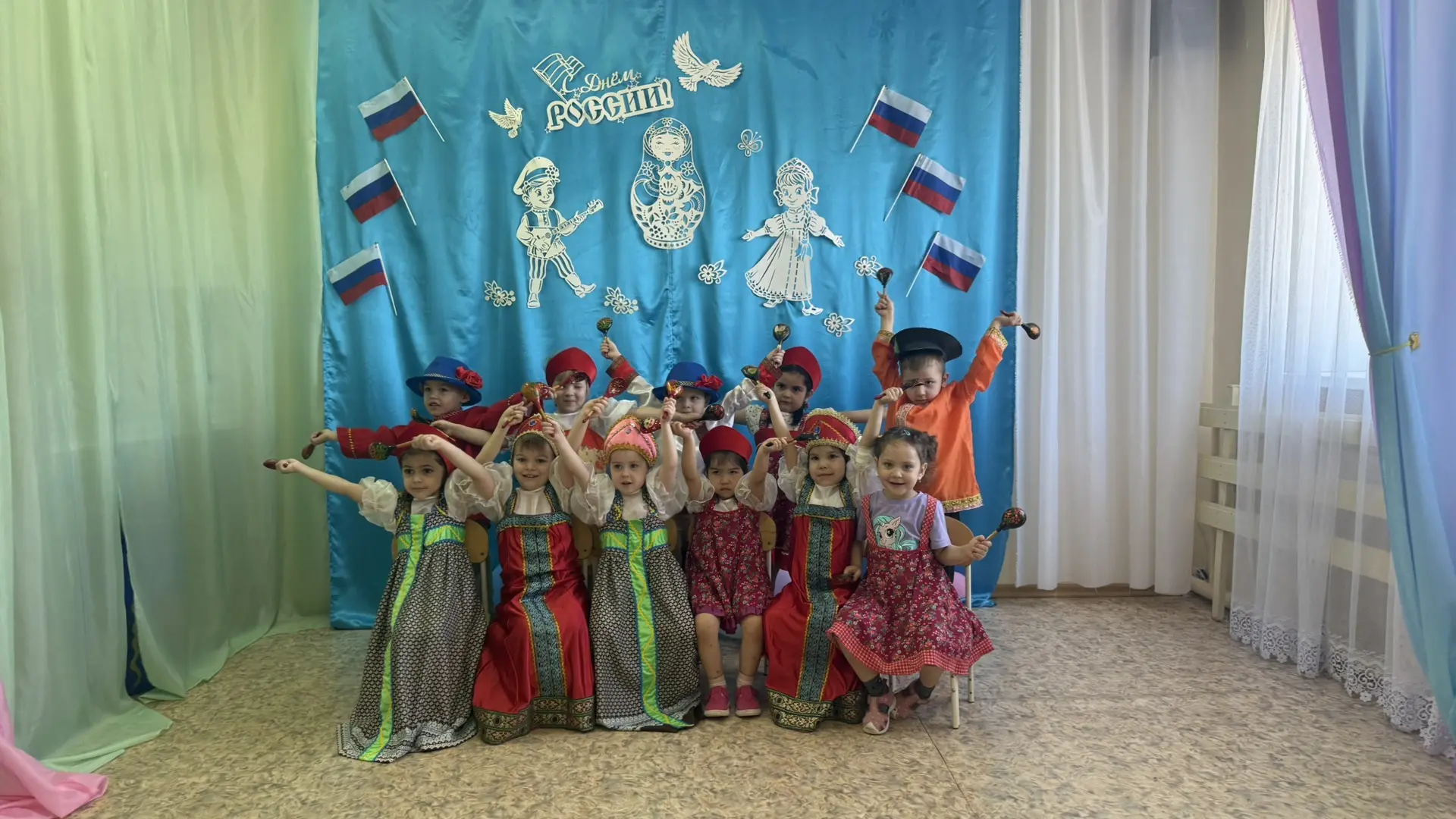 С Днём России! 🇷🇺

Сегодня в нашем детском саду прошёл замечательный праздник, посвящённый Дню Рос