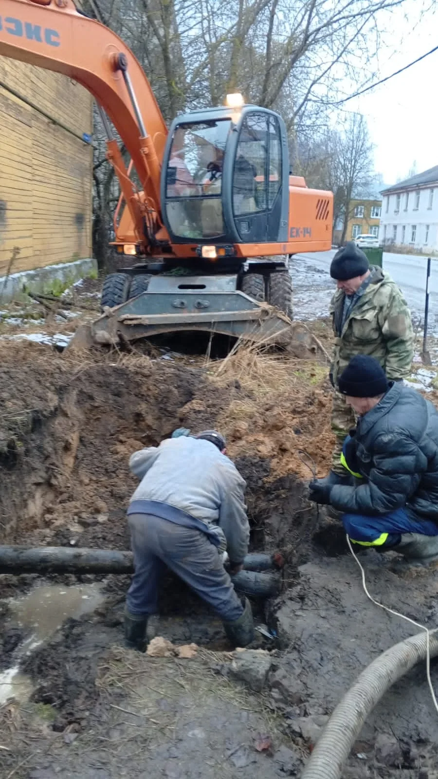 У нас выходных нет: сегодня наши ребята ремонтировали водопровод по ул.Горького, 6. Вод...