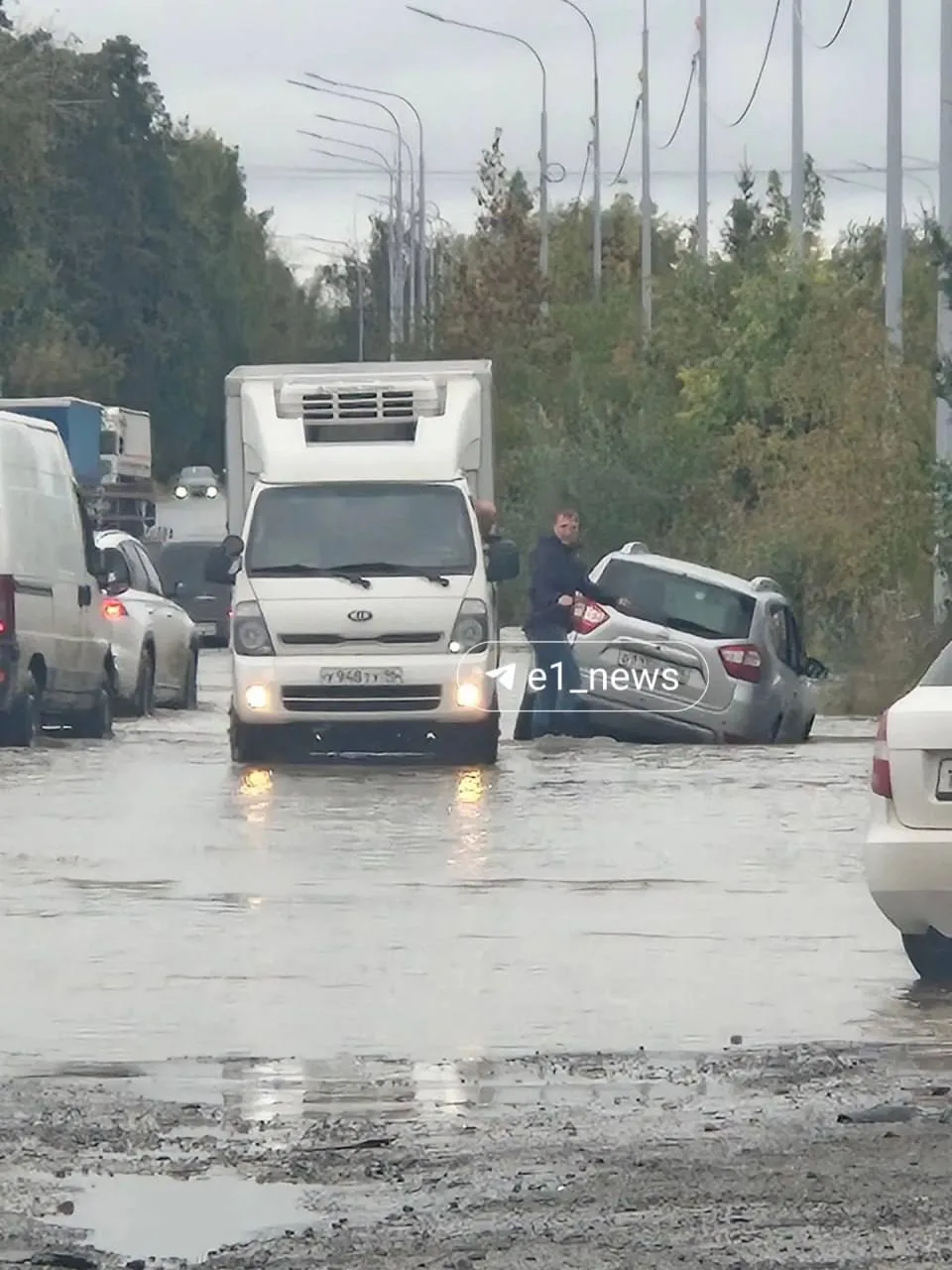 😨На Промышленном проезде в яму с лужей провалилась машина