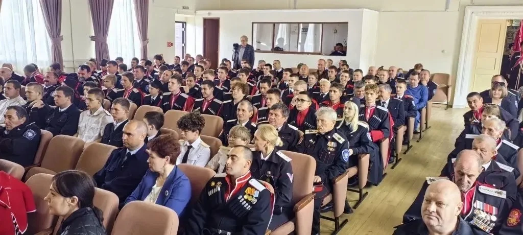 Сегодня в округе проходит отчетный сбор,  на котором атаман районного казачьего общества подводит ит