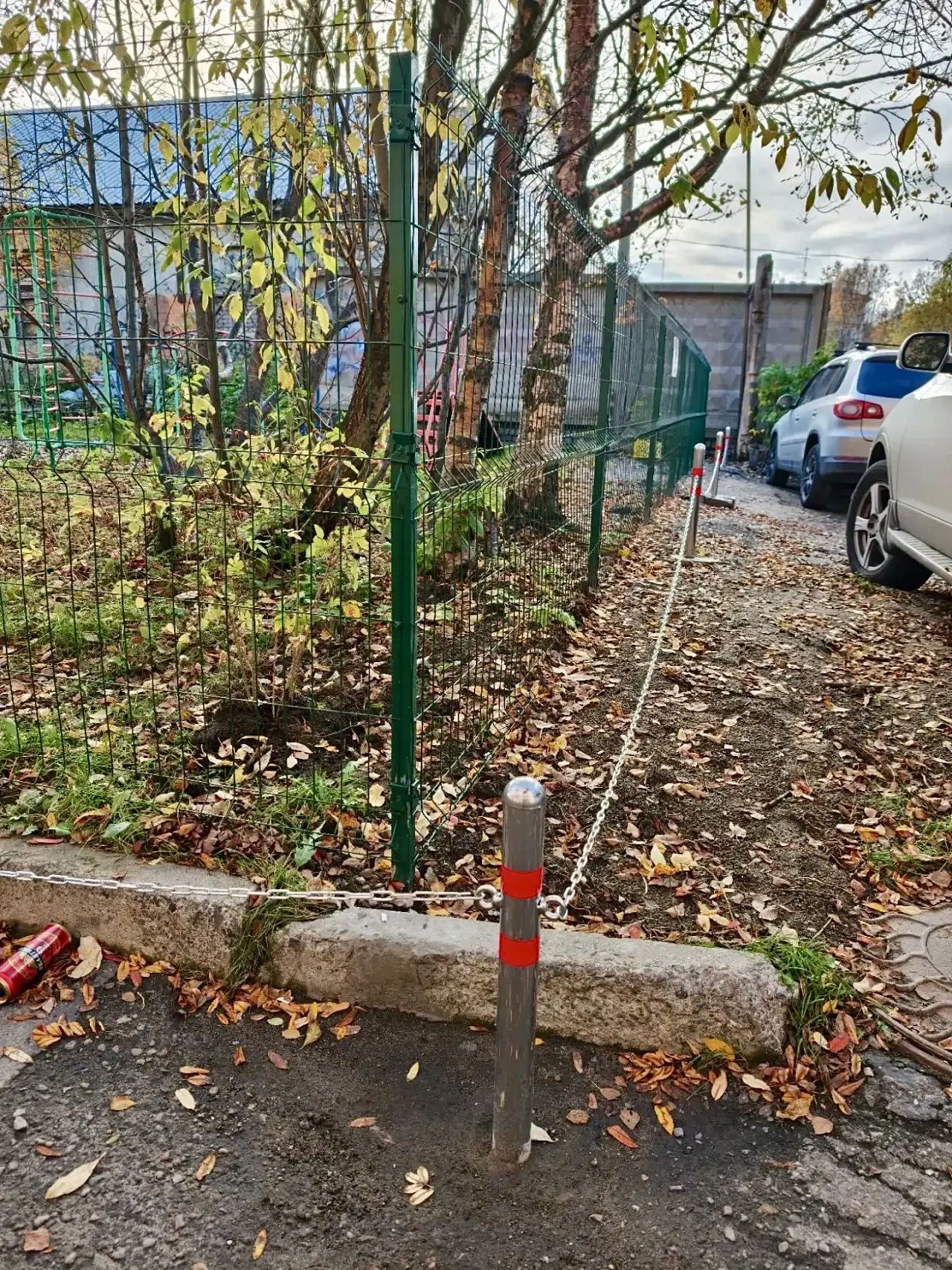На проспекте Ленина, 22 преобразилась придомовая территория: установили новое ограждение.