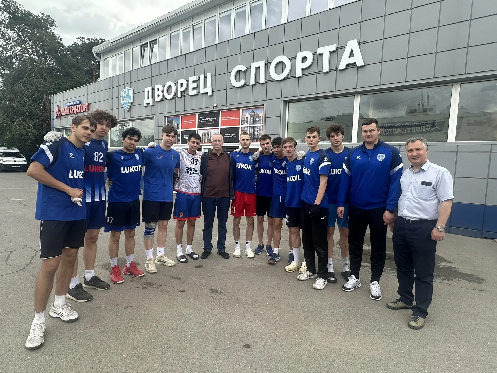 Сегодня спортсмены гандбольного клуба «Заря Каспия» приняли участие в  экологическом тр...