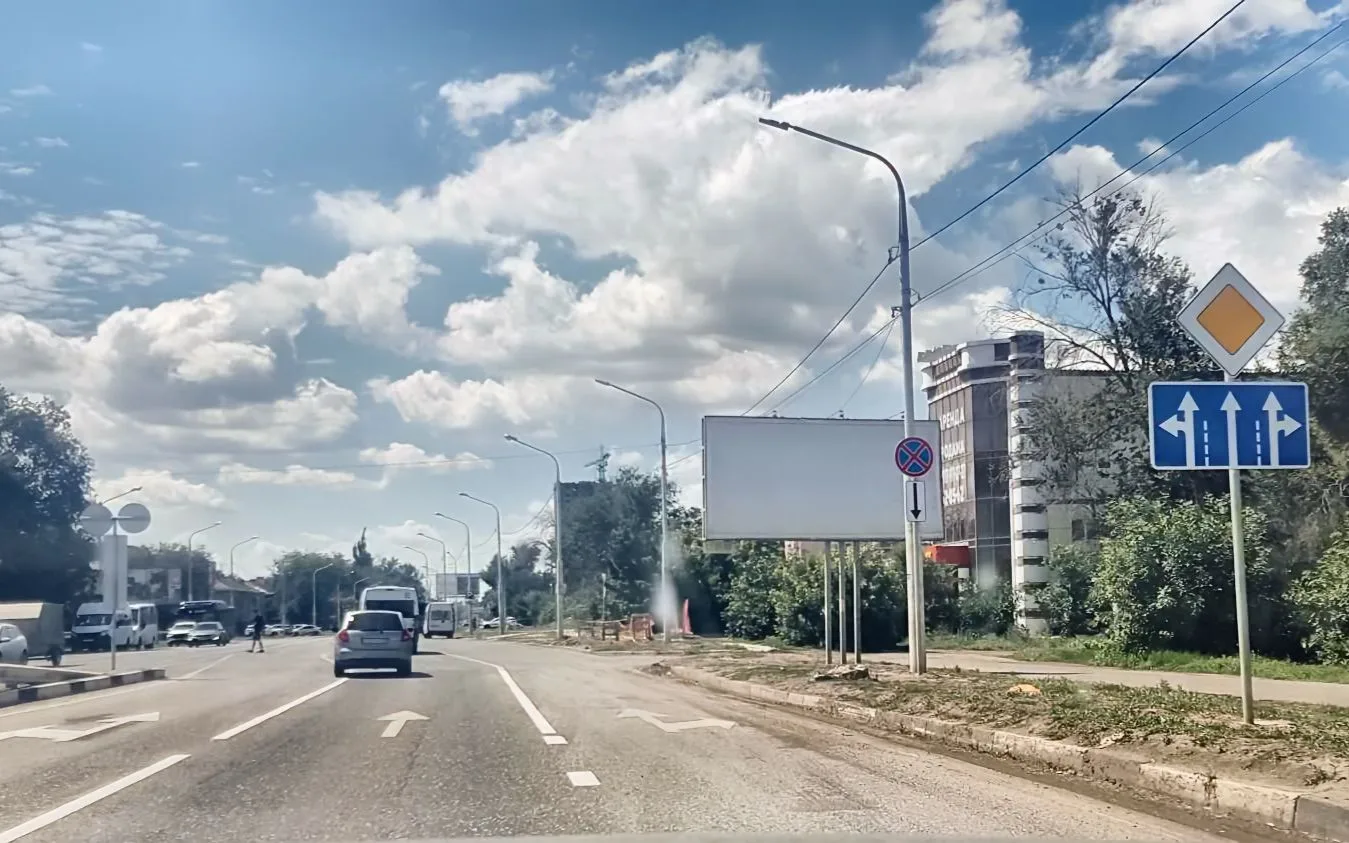 ⬆️ С моста через Болду на Латышева теперь можно ехать прямо со всех трех полос. Раньше (с момента от