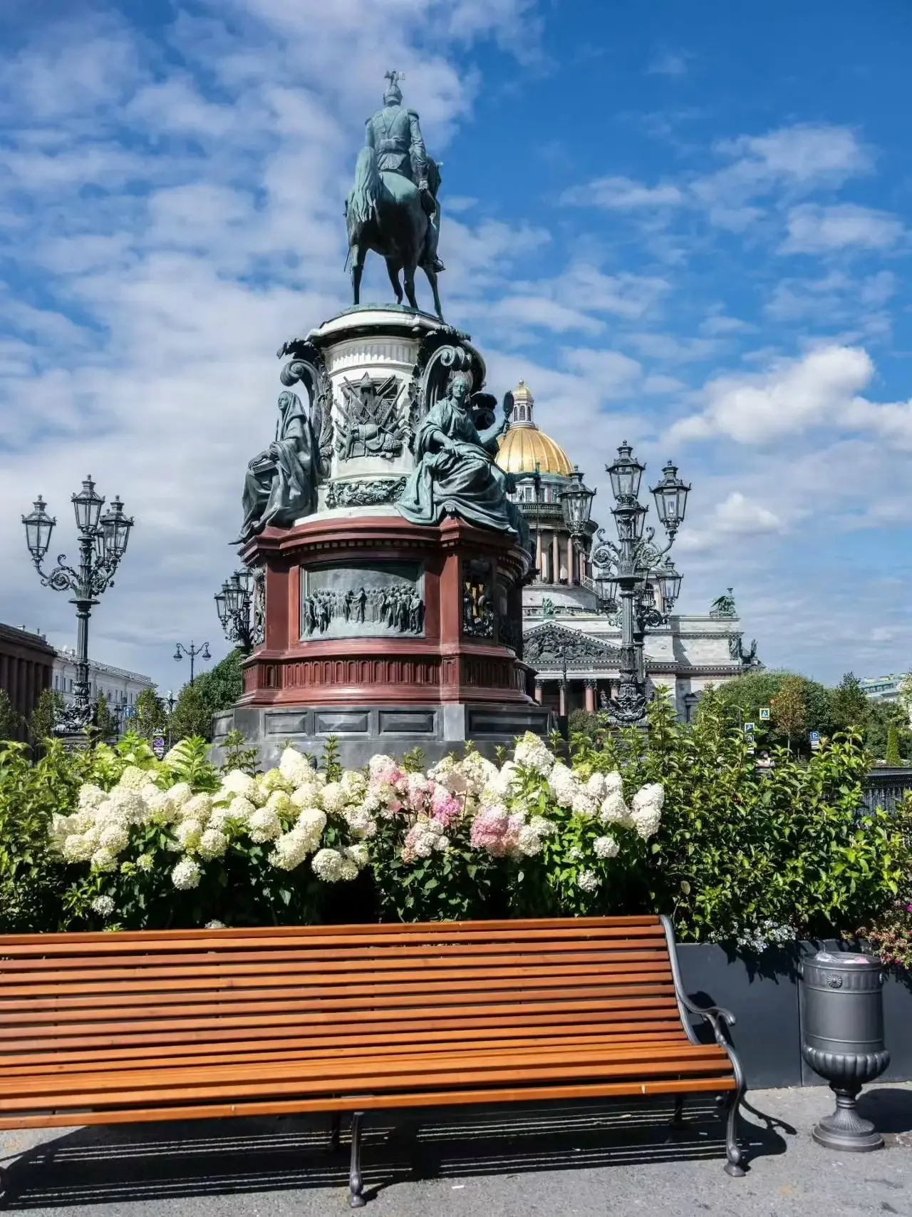 Цветущие гортензии на Исаакиевской площади 🌿