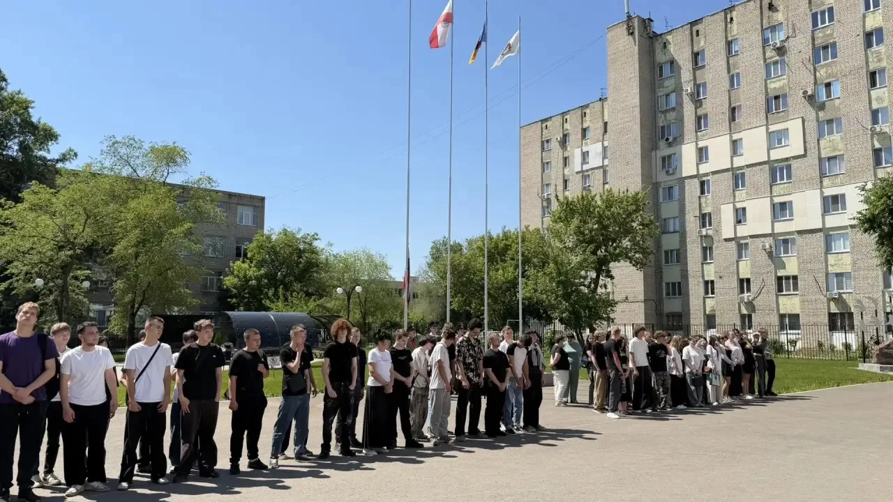 В Энгельсском механико-технологическом колледже состоялась торжественная линейка, посвя...