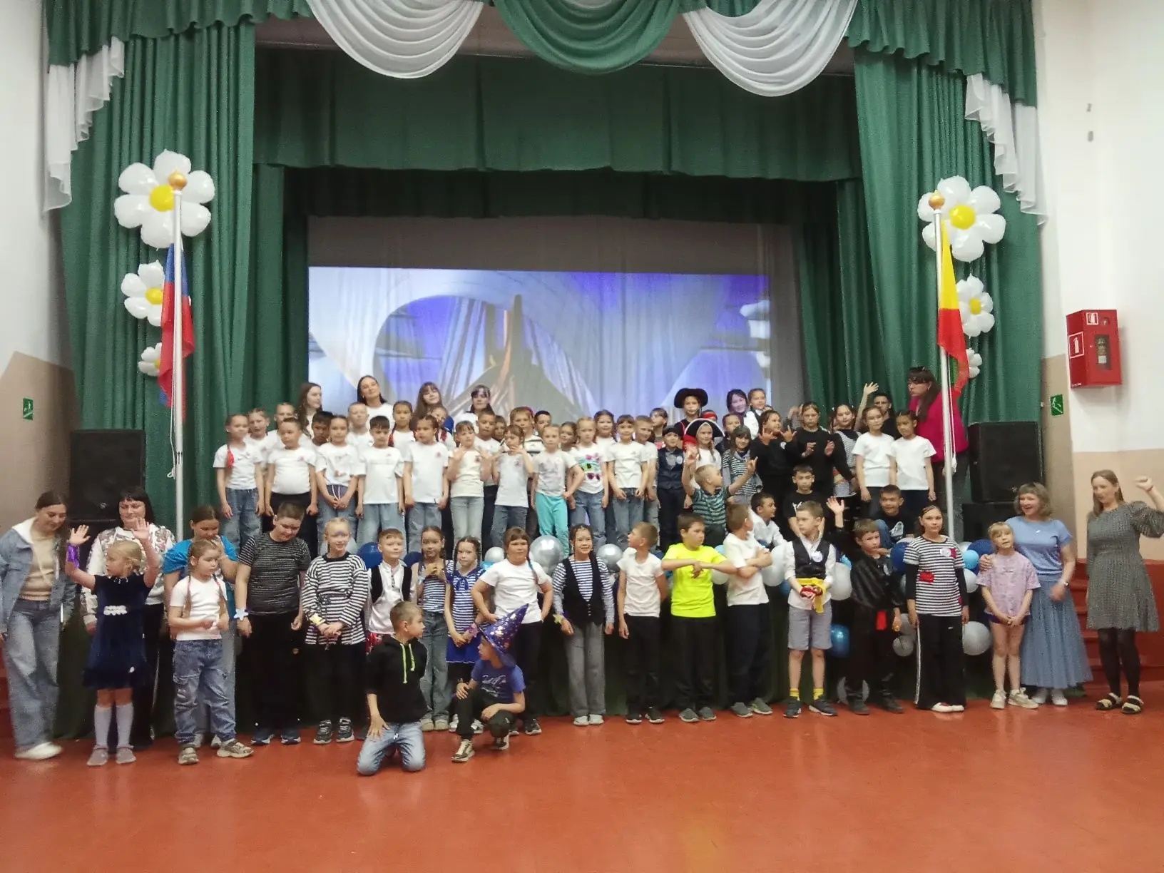 Вчера состоялось открытие детского школьного лагеря "Ромашка". Всю неделю мальчишки и д...