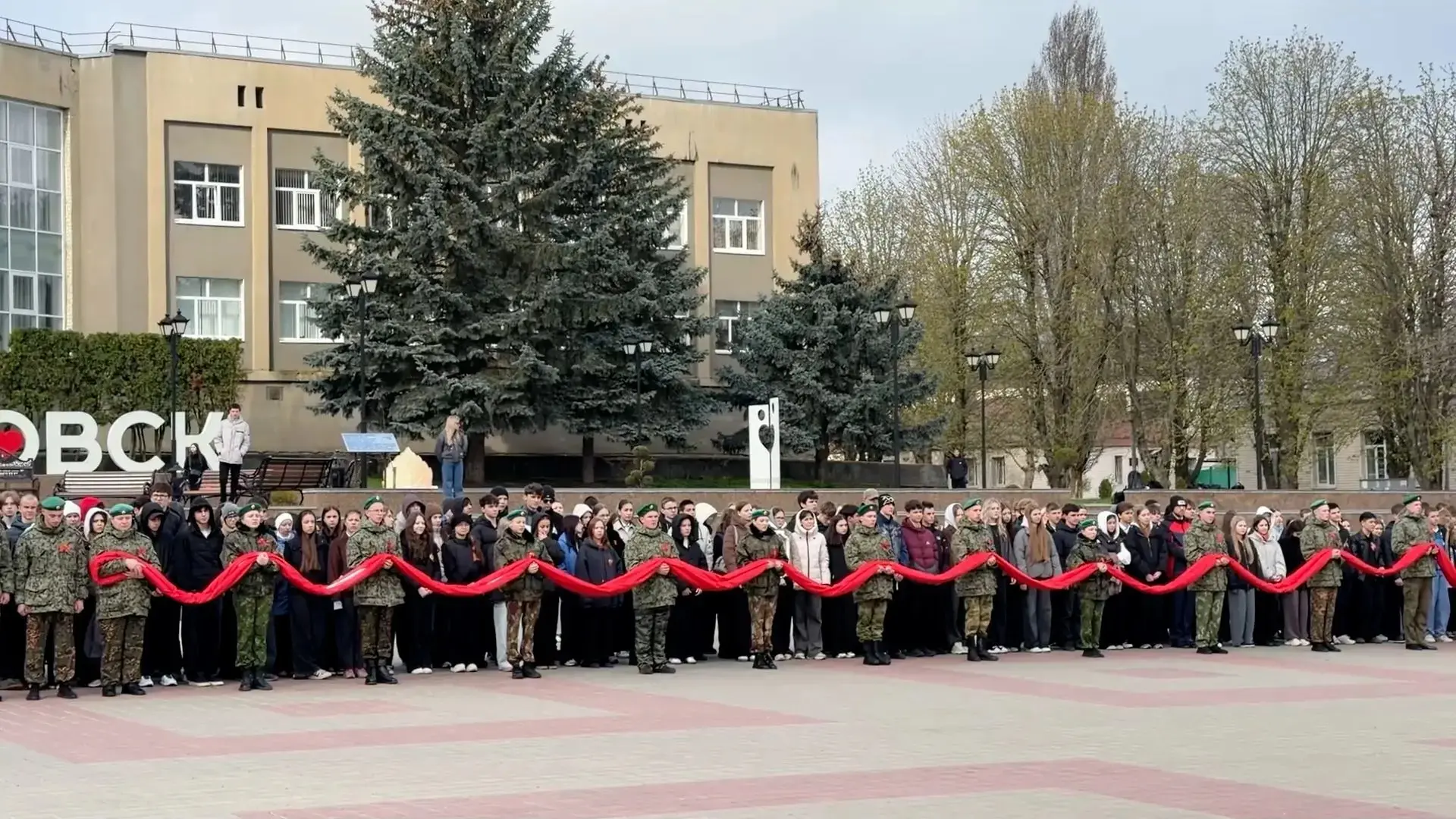 В преддверии великого Дня Победы наша школа присоединилась к Всероссийской акции «Знамя Победы». Это
