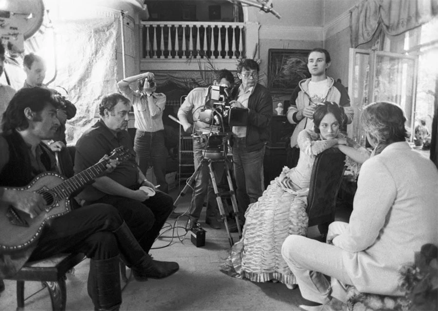 🎬 Лариса Гузеева на съемочной площадке «Жестокого романса», 1983 год.

К Ларисе Гузеевой можно отно