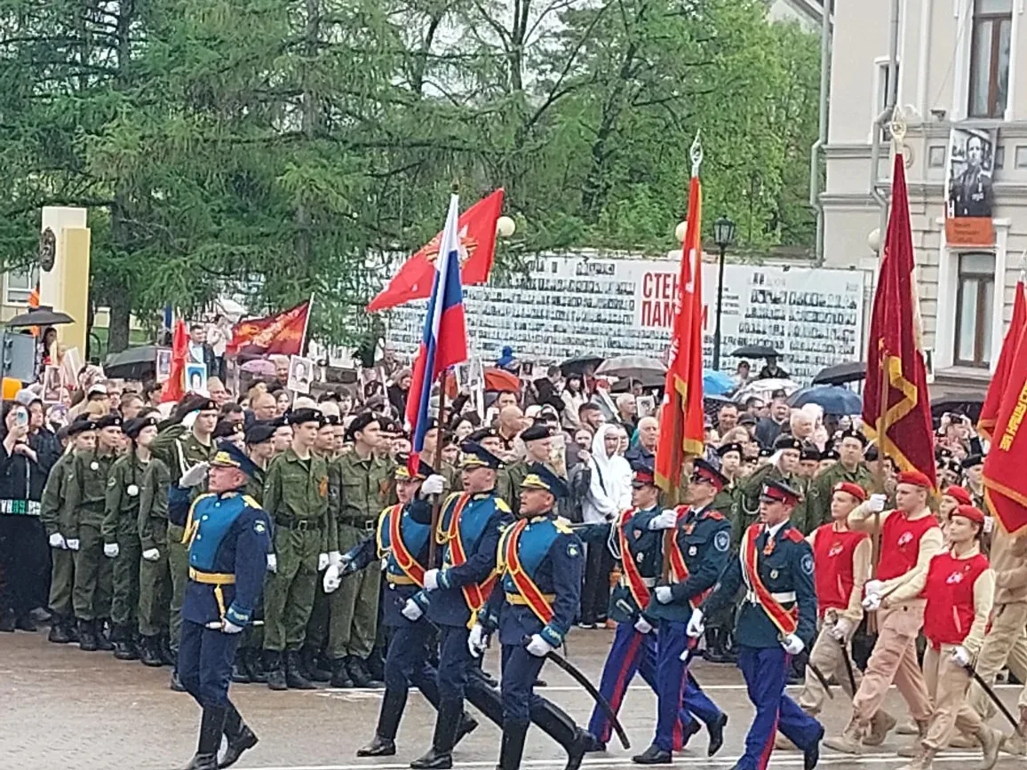 Сегодня в Ишиме было по-настоящему празднично!   Всё началось у железнодорожного вокзала. Оттуда дви