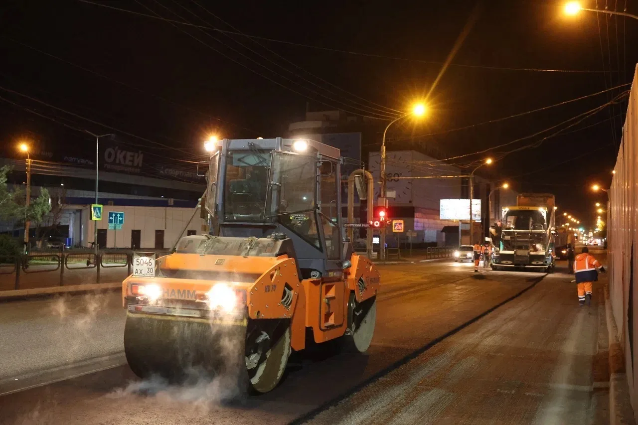 Дорожные работы продолжаются на городских улицах.  Подрядчики трудятся на нескольких ключевых магист
