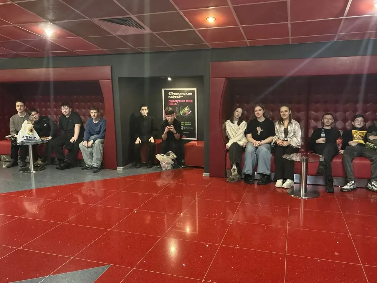 🎬 Выходные в кино 🎬  21 марта учащиеся 8 «В» класса посетили кинотеатр Синема-парк, где посмотрели ф
