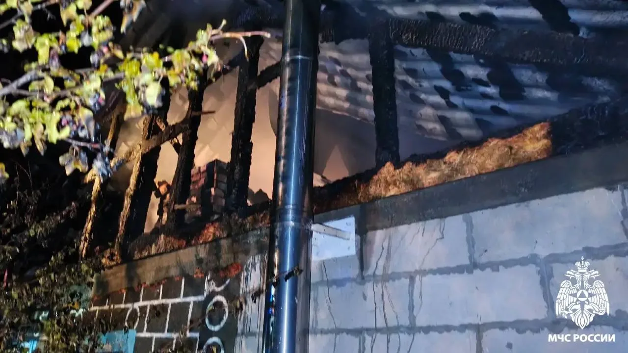 В Новокузнецке ночью выгорели баня и часть кровли жилого дома