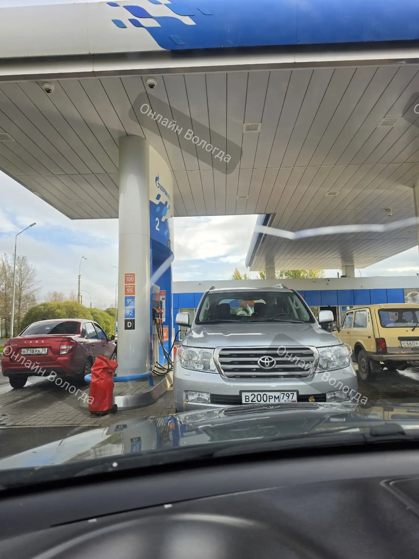 Анонимно можно отправить фото офигевших москвичей на заправке на Газпромнефть на окружн...