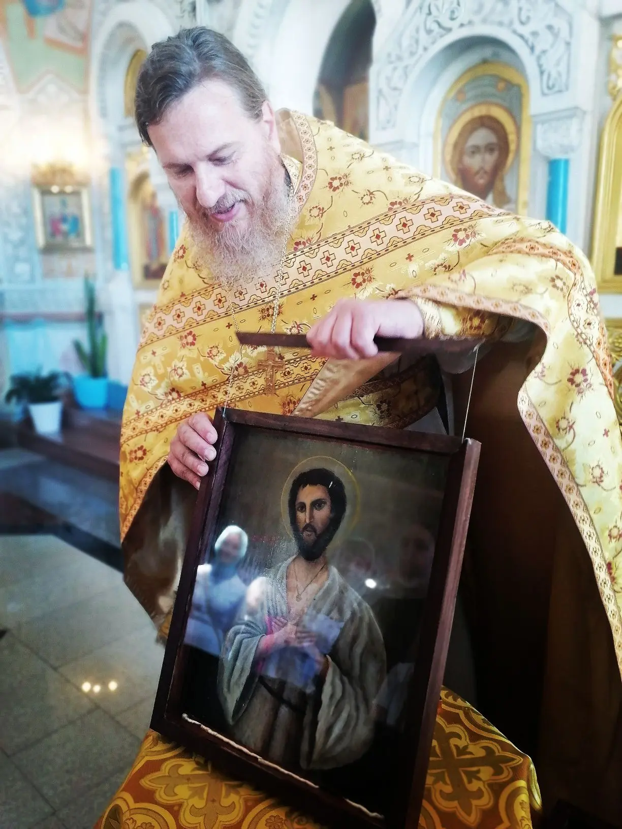 Друзья, дорогие наши прихожане! 

Сегодня в лоно храма, вернулись особенно дорогие нам иконы: св. Ал