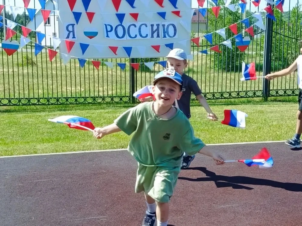 🇷🇺 С Днём России! Как мы встретили праздник зарядкой и весельем!
Сегодня в нашем саду утро началос