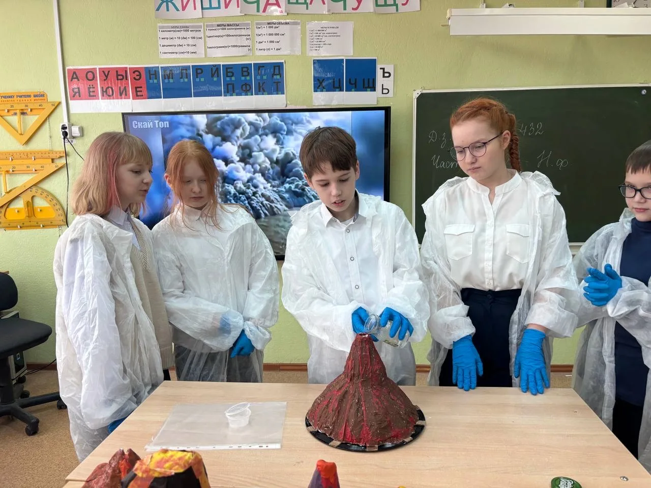 География в деле 🌋🌍  На уроке географии в 6а у нас было по-настоящему интересно: вместе с Натальей Н