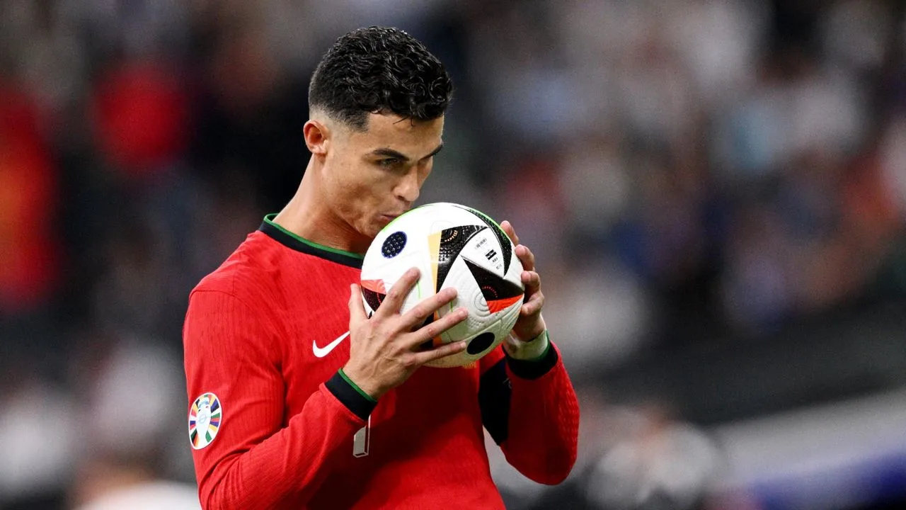⚽️ Криштиану Роналду со скандалом ушел из сборной Португалии
