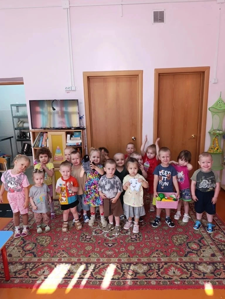 📅День "Песочные фантазии "
🎁Сорока‑ворона,
Прилетала не спроста,
Мешочек волшебный
Несла для ребят