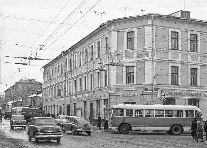 📜 Перекресток Октябрьской и Трифоновской в начале 1960-х
